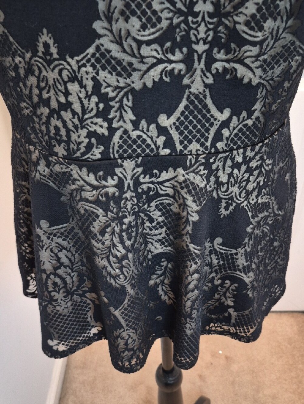 T10- Sleeveless Black and Taupe Lace-Pattern Peplum Top - sz L - Picture 8 of 13